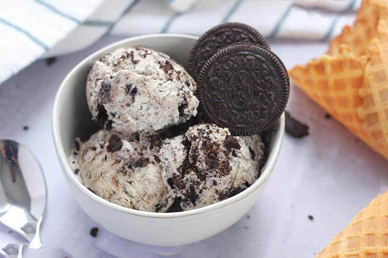 cookies and cream ice cream in bowl with chocolate cookies