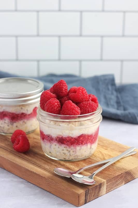 How to make raspberry overnight oats