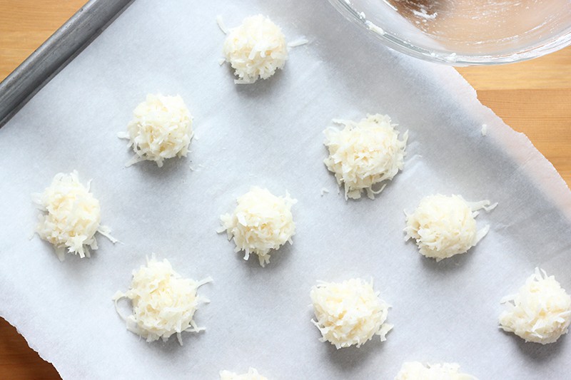 unbaked macaroons on a baking tray lined with parchment paper