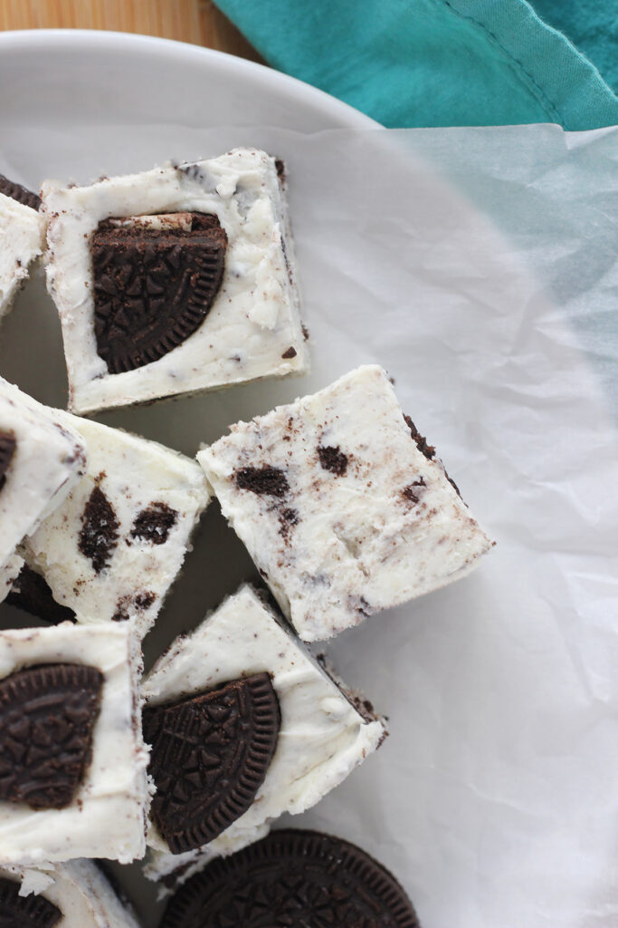 white chocolate fudge with oreo cookies spread throughout