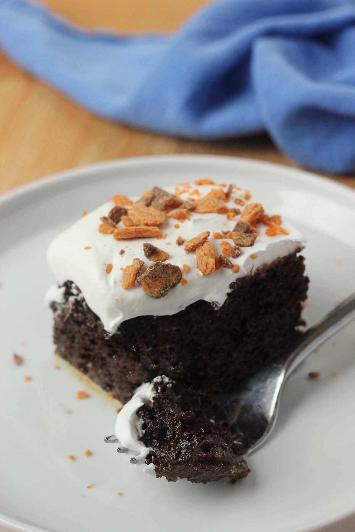 Butterfinger Poke Cake Recipe (Poke Cake) - One Sweet Appetite
